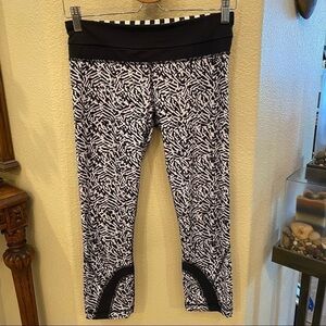 LULULEMON Black & White Print Crop Pants Size 6